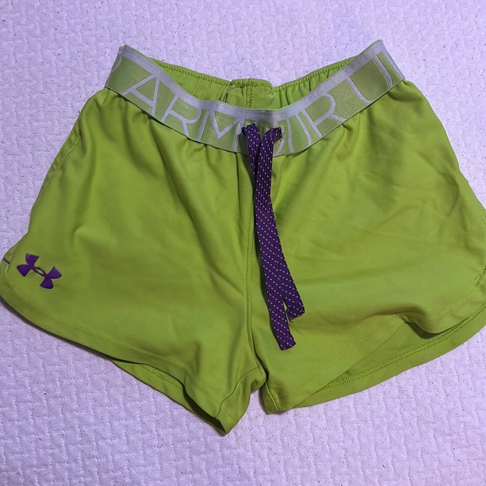 Kids M under armor shorts